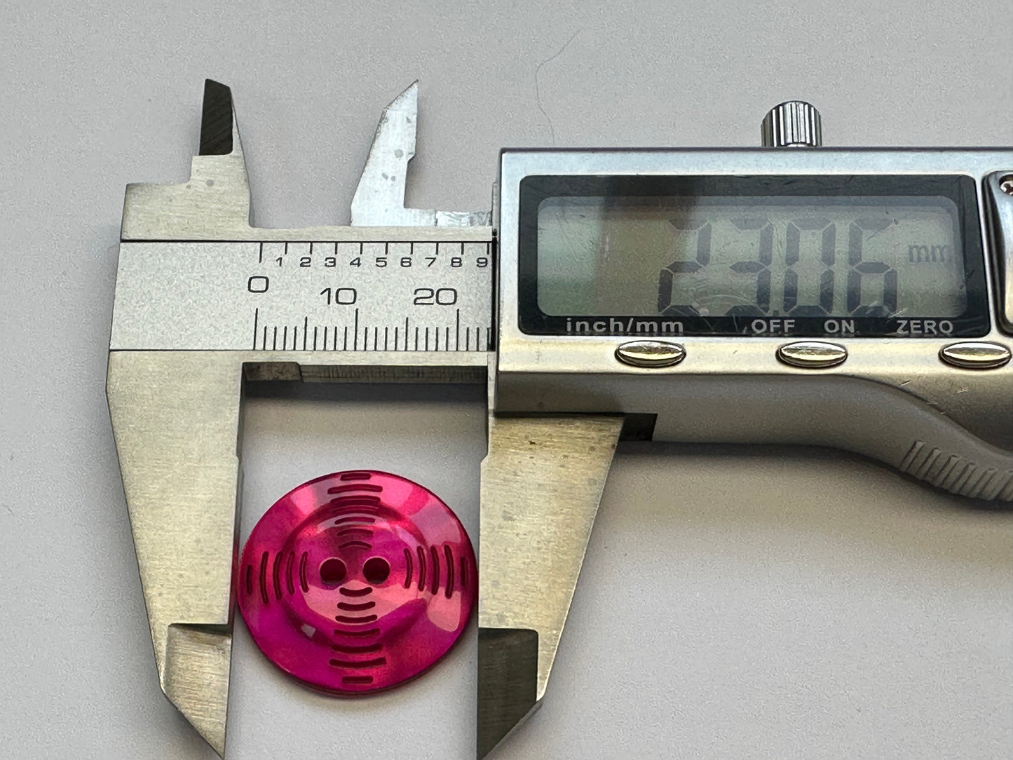 Fuchsia Pink Pearlised Button – 23mm (36L, 7/8 inch) – Sold Individually – Hand Dyed in Cornwall