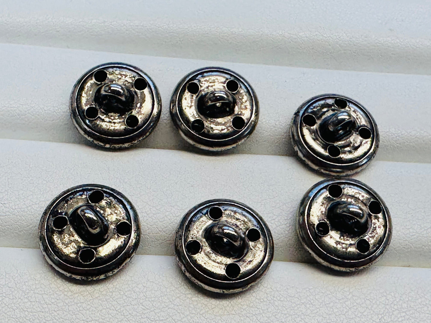 Vintage Silver-Tone Metal Buttons with Ornate Scroll Design – 15mm – Set of Six