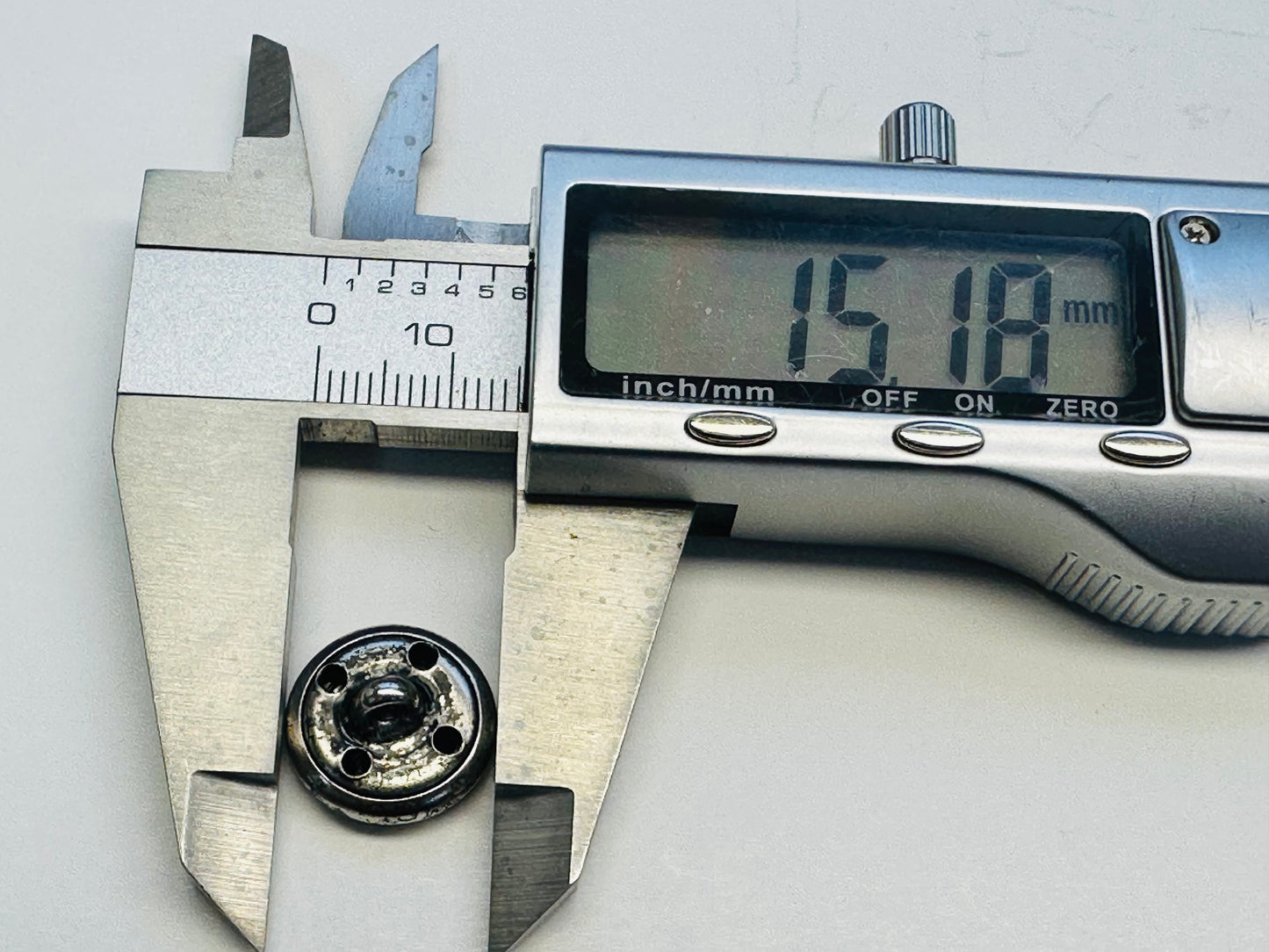 Vintage Silver-Tone Metal Buttons with Ornate Scroll Design – 15mm – Set of Six