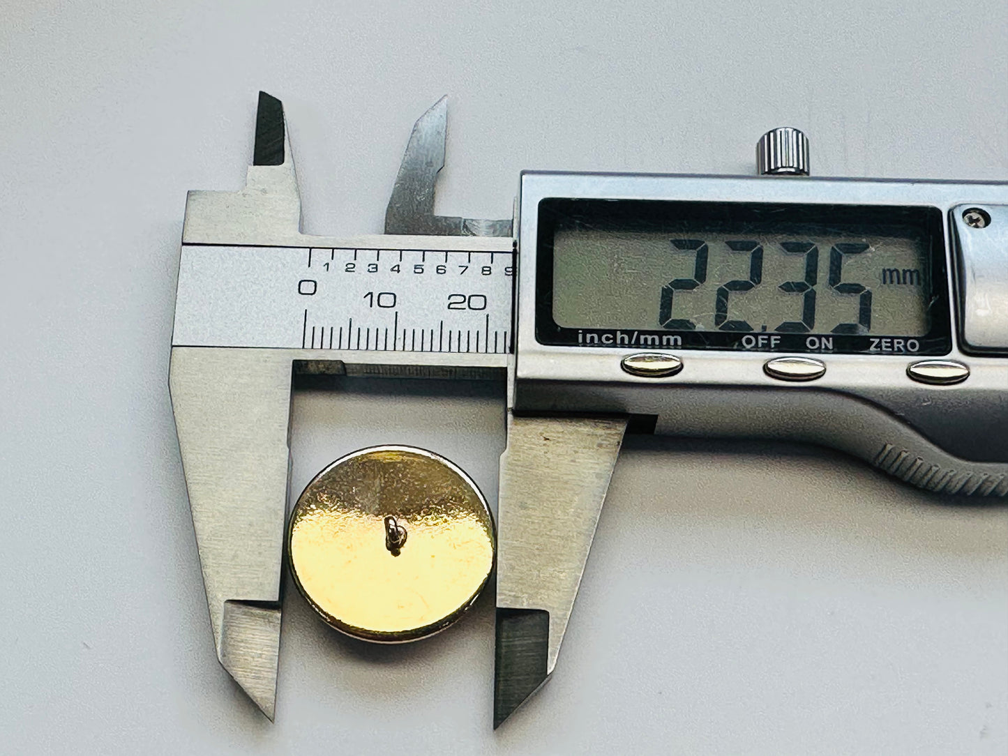 Stained Glass Black Cat Button – 22mm – Domed Glass & Gold-Tone Metal – Sold Individually